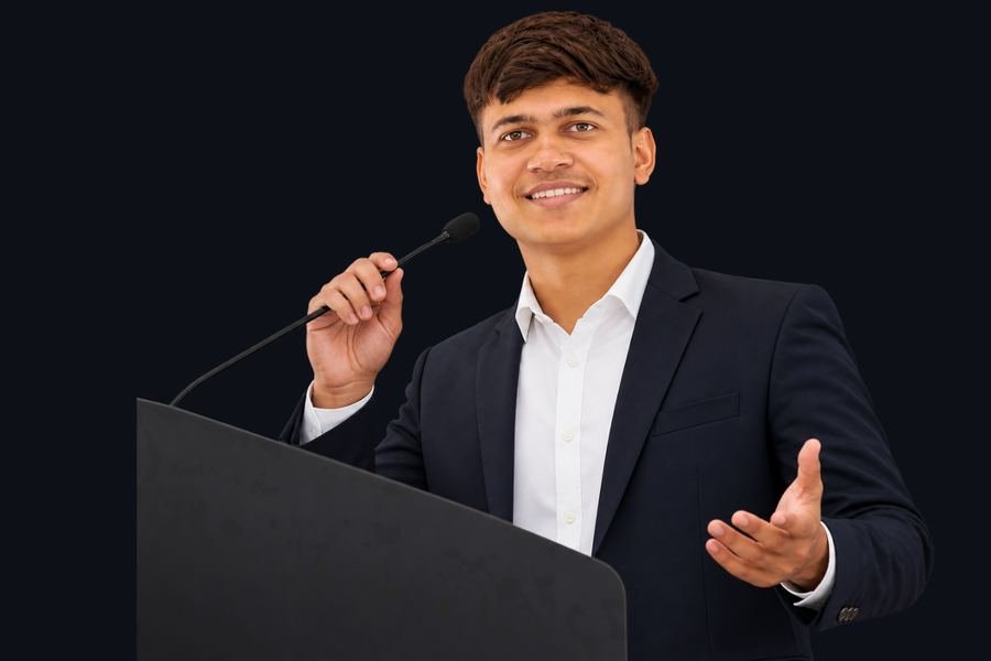 Het Shah, Founder of HetShah.Digital, speaking at a podium